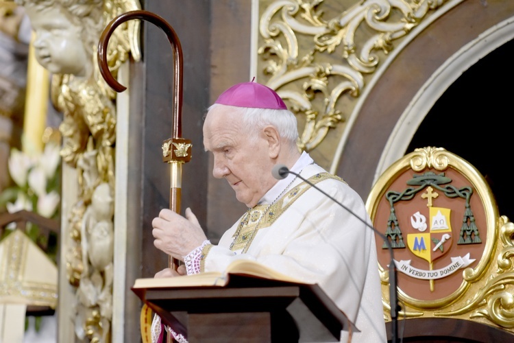 Biskup senior w czasie liturgii Mszy św. w uroczystość Zwiastowania Pańskiego.