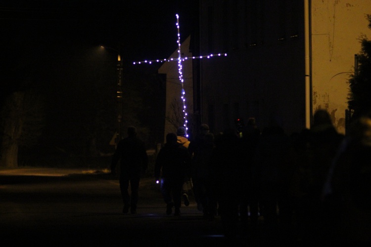 Nocna droga krzyżowa w Zbylutowie