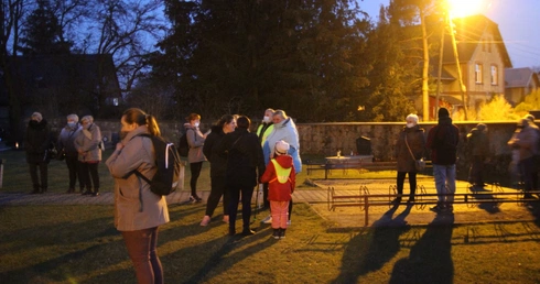 Nocna droga krzyżowa w Zbylutowie