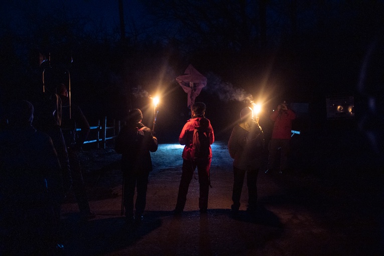 Z krzyżem z Tąpadeł na Ślęże