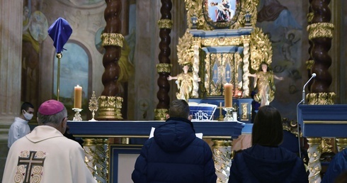 Jest trudniej niż kiedyś. Pielgrzymka maturzystów do Skrzatusza