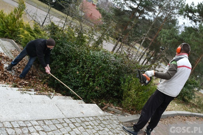 Przdświąteczne porządki przy kościele 