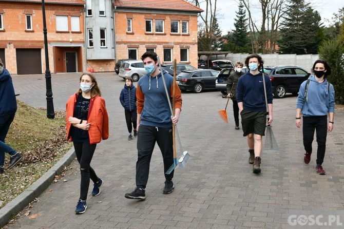 Przdświąteczne porządki przy kościele 