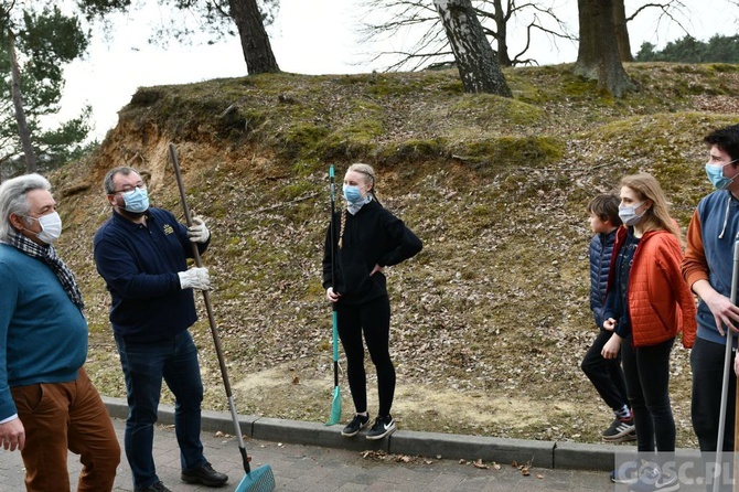 Przdświąteczne porządki przy kościele 