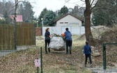 Przdświąteczne porządki przy kościele 