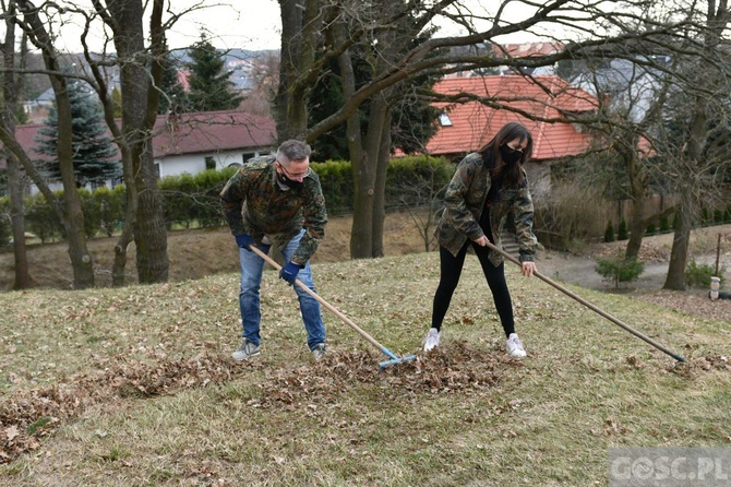 Przdświąteczne porządki przy kościele 