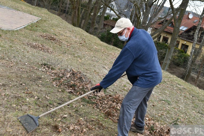 Przdświąteczne porządki przy kościele 