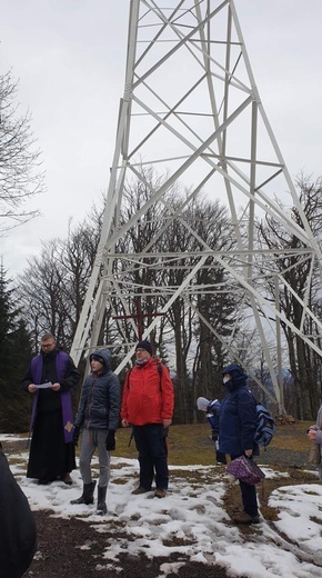 Z krzyżem na Chełmiec