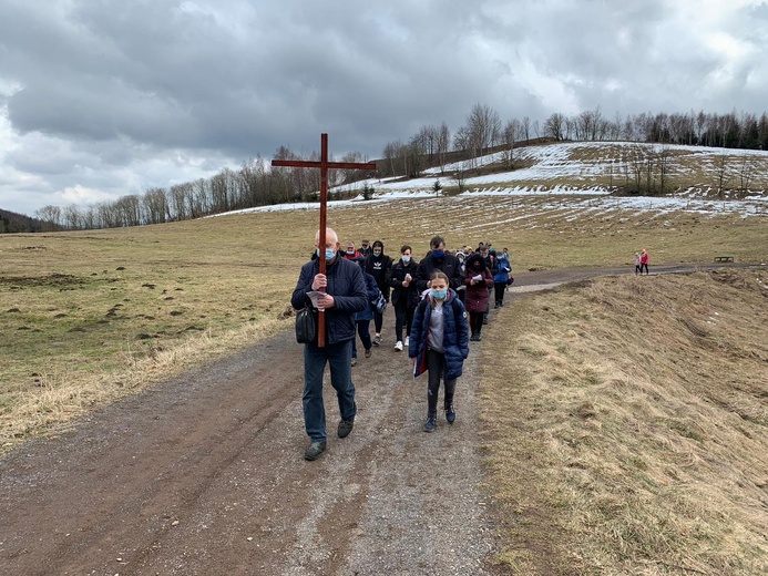 Z krzyżem na Chełmiec