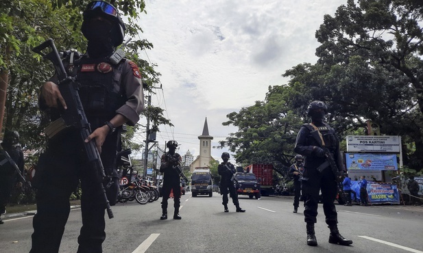 Indonezja: Co najmniej 14 rannych w wyniku zamachu przed katedrą
