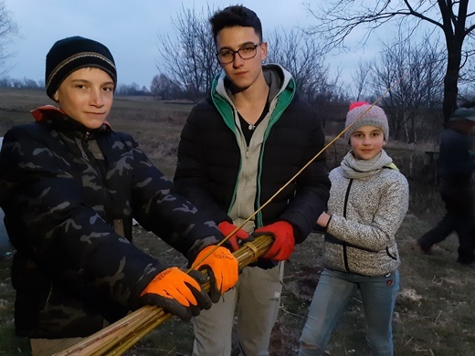 Rodzina Leszczyńskich z Lipnicy Dolnej szykuje palmę