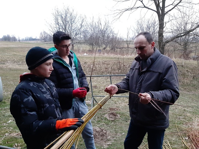 Rodzina Leszczyńskich z Lipnicy Dolnej szykuje palmę