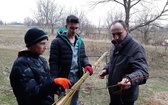 Rodzina Leszczyńskich z Lipnicy Dolnej szykuje palmę