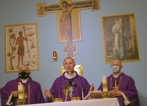 Msza św. pod przewodnictwem ordynariusza radomskiego w nowo poświęconej kaplicy. Z lewej obraz św. Dyzmy, Dobrego Łotra.