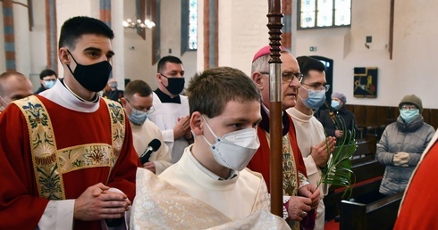Bp Dajczak przewodniczy Mszy św. w Niedzielę Palmową w koszalińskiej katedrze.