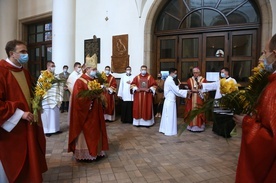 Abp Skworc w Niedzielę Palmową: Bóg ze śmierci czyni nowe życie