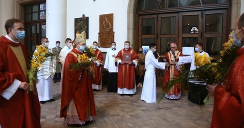 Abp Skworc w Niedzielę Palmową: Bóg ze śmierci czyni nowe życie