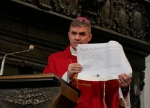 Bp Zbigniew Zieliński odczytał bullę papieską.