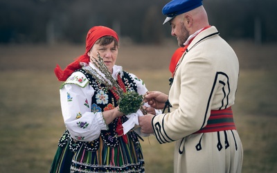 Po powrocie z kościoła gospodarze gałązki poświęconej palmy umieszczali na swoich polach. Miało to ochornić plony przed niepogodą.