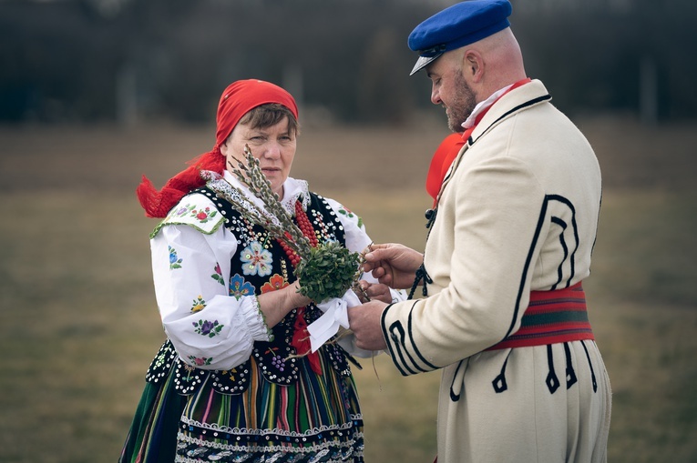 Po powrocie z kościoła gospodarze gałązki poświęconej palmy umieszczali na swoich polach. Miało to ochornić plony przed niepogodą.