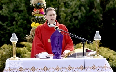 Ks. Paweł Wróblewski w czasie celebracji Mszy św. w Niedzielę Palmową.