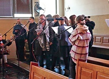 ▲	Muzycy i młodzież z elbląskiej parafii „nad Jarem” starają się wiernych regularnie zapraszać na to nabożeństwo.