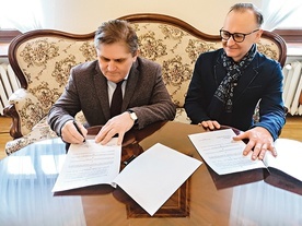 ▲	Umowę podpisali (od lewej): Leszek Ruszczyk i prof. dr hab. Sławomir Bukowski.