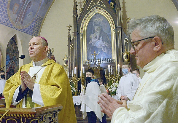 ▲	Eucharystią pod przewodnictwem biskupa pomocniczego diecezji zainaugurowano obchody. Z prawej proboszcz ks. kan. Andrzej Margas.