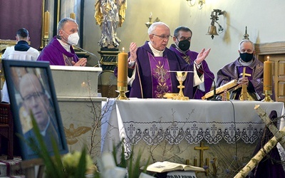 ▲	Pogrzebowej Mszy św. przewodniczył abp Wacław Depo, kolega z rocznika święceń. Z metropolitą częstochowskim Eucharystię celebrował bp Marek Solarczyk (z lewej). 