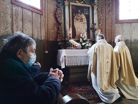 Modlitwa przy ołtarzu świętego.