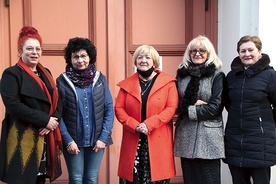Część grupy działającej w projekcie parafialnej odnowy u św. Jana Apostoła w Oleśnicy.