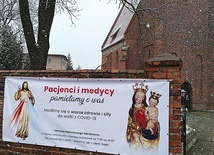 Do wejścia na chwilę modlitwy zachęca baner wiszący na ogrodzeniu kościoła parafialnego.