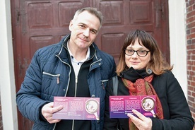 Justyna i Mirosław Świątkowie przed świątynią pw. św. Bartłomieja w Nowogrodzie Bobrzańskim.