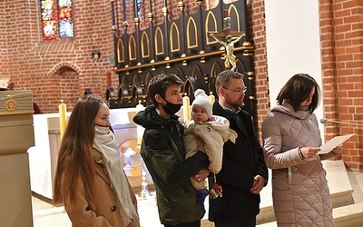 Andrzej i Izabela Jasińscy ze swoimi dziećmi podczas Drogi Krzyżowej na inauguracji Roku Rodziny.