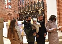 Andrzej i Izabela Jasińscy ze swoimi dziećmi podczas Drogi Krzyżowej na inauguracji Roku Rodziny.