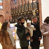 Andrzej i Izabela Jasińscy ze swoimi dziećmi podczas Drogi Krzyżowej na inauguracji Roku Rodziny.