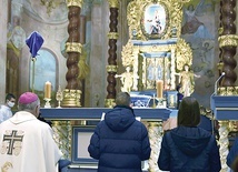 Na zakończenie przedstawiciele młodzieży z biskupem zawierzyli Matce Bożej czas egzaminów i podejmowania życiowych wyborów.