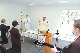 Eucharystii w DSM przewodniczył bp Krzysztof Zadarko, a koncelebrował dyrektor Caritas diecezjalnej ks. Tomasz Roda.