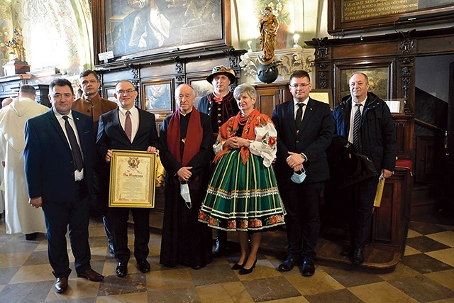 	Na Jasnej Górze obecni byli radny sejmiku wojewódzkiego Waldemar Wojciechowski, starosta łowicki Marcin Kosiorek, bp Andrzej F. Dziuba i wiceminister edukacji narodowej Tomasz Rzymkowski.