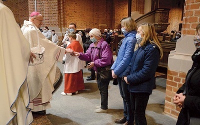 	Biskup wręczył symboliczne buciki osobom podejmującym 9-miesięczną modlitwę.