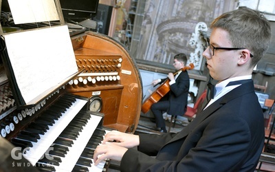 Jakub Moneta w czasie jednego z ostatnich koncertów "Śladami mistrzów" w świdnickiej katedrze.
