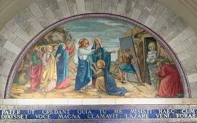 Kościół św. Łazarza w Al-Ajzarijja (biblijna Betania) w miejscu identyfikowanym z grobem Łazarza. Mozaika przedstawiająca scenę wskrzeszenia.
