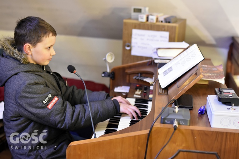 Najmłodszy organista w czasie swojej posługi w parafii św. Maksymiliana Marii Kolbego w Wałbrzychu