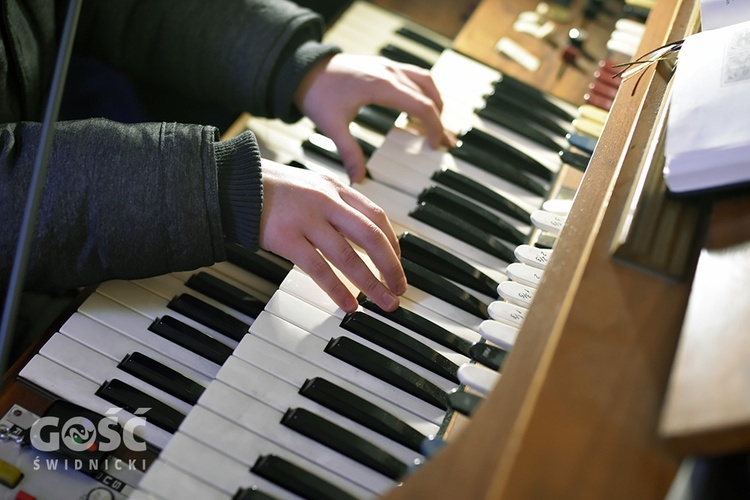 Najmłodszy organista w czasie swojej posługi w parafii św. Maksymiliana Marii Kolbego w Wałbrzychu