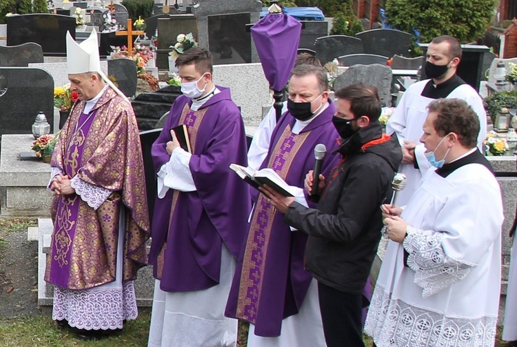 Ostatnie pożegnanie ks. kan. Władysława Droździka w bielskiej Kamienicy