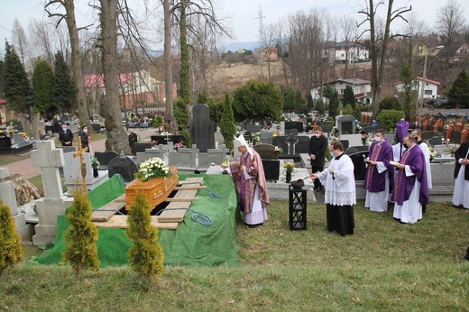 Ostatnie pożegnanie ks. kan. Władysława Droździka w bielskiej Kamienicy