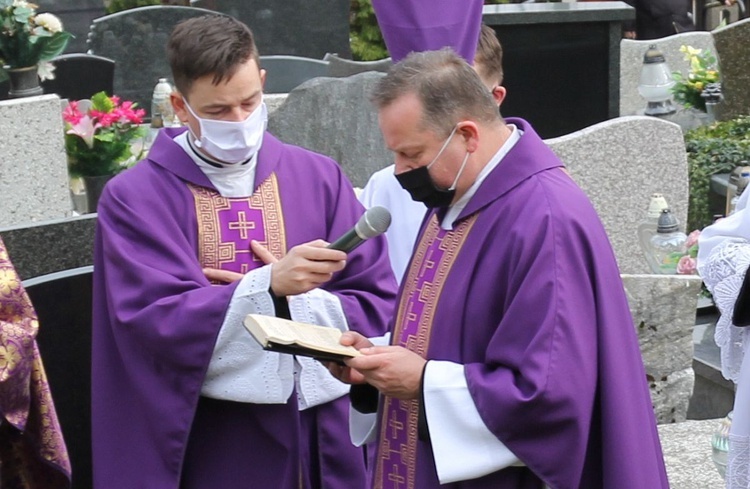 Ostatnie pożegnanie ks. kan. Władysława Droździka w bielskiej Kamienicy