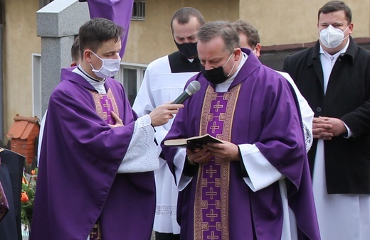 Ostatnie pożegnanie ks. kan. Władysława Droździka w bielskiej Kamienicy