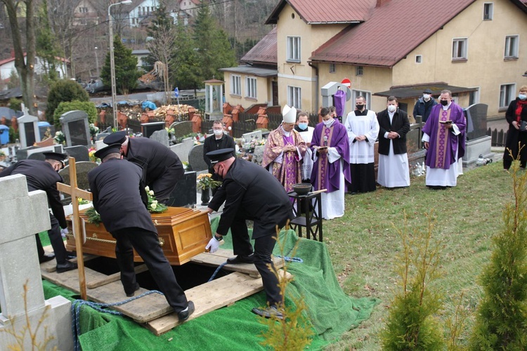 Ostatnie pożegnanie ks. kan. Władysława Droździka w bielskiej Kamienicy