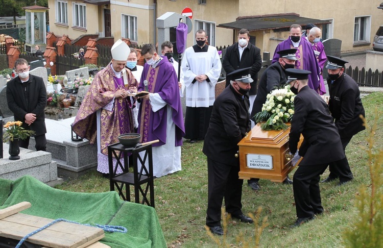 Ostatnie pożegnanie ks. kan. Władysława Droździka w bielskiej Kamienicy